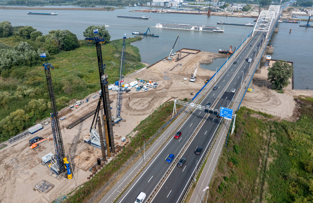 Ondertussen bij de Merwedebrug