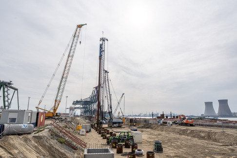 Over de grens, onder de grond