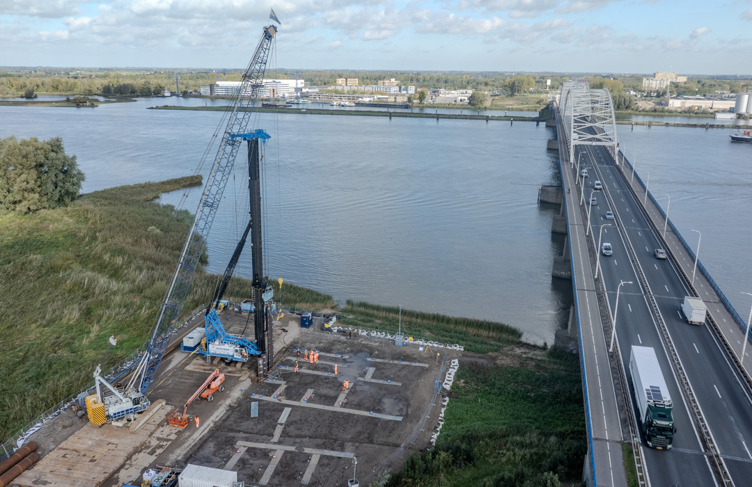 Proefwerkzaamheden aan de voet van de Merwedebrug